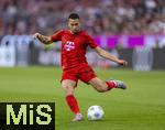 12.04.2025, Fussball 1. Bundesliga 2024/2025, 29. Spieltag,  FC Bayern Mnchen - Borussia Dortmund, in der Allianz-Arena Mnchen. Raphael Guerreiro (FC Bayern Mnchen) am Ball 