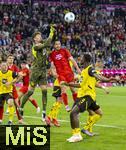 12.04.2025, Fussball 1. Bundesliga 2024/2025, 29. Spieltag,  FC Bayern Mnchen - Borussia Dortmund, in der Allianz-Arena Mnchen. Torwart Gregor Kobel (Borussia Dortmund) boxt den Ball weg. Raphael Guerreiro (FC Bayern Mnchen)  Serhou Yadaly Guirassy (Borussia Dortmund),  