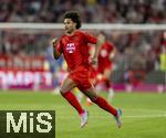 12.04.2025, Fussball 1. Bundesliga 2024/2025, 29. Spieltag,  FC Bayern Mnchen - Borussia Dortmund, in der Allianz-Arena Mnchen. Serge Gnabry (FC Bayern Mnchen) 