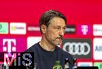 12.04.2025, Fussball 1. Bundesliga 2024/2025, 29. Spieltag,  FC Bayern Mnchen - Borussia Dortmund, in der Allianz-Arena Mnchen. Trainer Niko Kovac (Borussia Dortmund) nachdenklich bei der PK