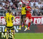 12.04.2025, Fussball 1. Bundesliga 2024/2025, 29. Spieltag,  FC Bayern Mnchen - Borussia Dortmund, in der Allianz-Arena Mnchen. v.li: Serhou Yadaly Guirassy (Borussia Dortmund) gegen Min-jae Kim (Bayern Mnchen, Minjae Kim) 