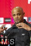 12.04.2025, Fussball 1. Bundesliga 2024/2025, 29. Spieltag,  FC Bayern Mnchen - Borussia Dortmund, in der Allianz-Arena Mnchen. Trainer Vincent Kompany (FC Bayern Mnchen) bei der Pressekonferenz.