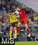 12.04.2025, Fussball 1. Bundesliga 2024/2025, 29. Spieltag,  FC Bayern Mnchen - Borussia Dortmund, in der Allianz-Arena Mnchen. v.li: Pascal Gro (Borussia Dortmund) gegen Konrad Laimer (FC Bayern Mnchen) 
