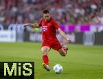 12.04.2025, Fussball 1. Bundesliga 2024/2025, 29. Spieltag,  FC Bayern Mnchen - Borussia Dortmund, in der Allianz-Arena Mnchen. Raphael Guerreiro (FC Bayern Mnchen) am Ball 
