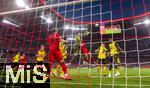 12.04.2025, Fussball 1. Bundesliga 2024/2025, 29. Spieltag,  FC Bayern Mnchen - Borussia Dortmund, in der Allianz-Arena Mnchen. Torwart Gregor Kobel (Borussia Dortmund) boxt den Ball weg. Harry Kane (FC Bayern Mnchen), Waldemar Anton (Borussia Dortmund), Serhou Yadaly Guirassy (Borussia Dortmund),  