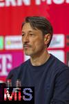 12.04.2025, Fussball 1. Bundesliga 2024/2025, 29. Spieltag,  FC Bayern Mnchen - Borussia Dortmund, in der Allianz-Arena Mnchen. Trainer Niko Kovac (Borussia Dortmund) nachdenklich bei der PK