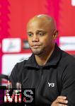 12.04.2025, Fussball 1. Bundesliga 2024/2025, 29. Spieltag,  FC Bayern Mnchen - Borussia Dortmund, in der Allianz-Arena Mnchen. Trainer Vincent Kompany (FC Bayern Mnchen) bei der Pressekonferenz.