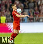 12.04.2025, Fussball 1. Bundesliga 2024/2025, 29. Spieltag,  FC Bayern Mnchen - Borussia Dortmund, in der Allianz-Arena Mnchen. Joshua Kimmich (FC Bayern Mnchen) stoppt den Ball mit der Brust.