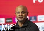 12.04.2025, Fussball 1. Bundesliga 2024/2025, 29. Spieltag,  FC Bayern Mnchen - Borussia Dortmund, in der Allianz-Arena Mnchen. Trainer Vincent Kompany (FC Bayern Mnchen) bei der Pressekonferenz.