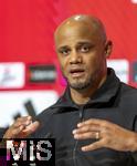 12.04.2025, Fussball 1. Bundesliga 2024/2025, 29. Spieltag,  FC Bayern Mnchen - Borussia Dortmund, in der Allianz-Arena Mnchen. Trainer Vincent Kompany (FC Bayern Mnchen) bei der Pressekonferenz.