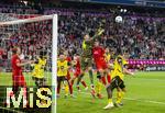12.04.2025, Fussball 1. Bundesliga 2024/2025, 29. Spieltag,  FC Bayern Mnchen - Borussia Dortmund, in der Allianz-Arena Mnchen. Torwart Gregor Kobel (Borussia Dortmund) boxt den Ball weg. Raphael Guerreiro (FC Bayern Mnchen), Harry Kane (FC Bayern Mnchen), Waldemar Anton (Borussia Dortmund), Serhou Yadaly Guirassy (Borussia Dortmund),  