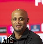 12.04.2025, Fussball 1. Bundesliga 2024/2025, 29. Spieltag,  FC Bayern Mnchen - Borussia Dortmund, in der Allianz-Arena Mnchen. Trainer Vincent Kompany (FC Bayern Mnchen) bei der Pressekonferenz.