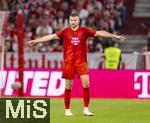 12.04.2025, Fussball 1. Bundesliga 2024/2025, 29. Spieltag,  FC Bayern Mnchen - Borussia Dortmund, in der Allianz-Arena Mnchen. Eric Dier (FC Bayern Mnchen) 