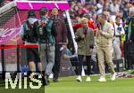 12.04.2025, Fussball 1. Bundesliga 2024/2025, 29. Spieltag,  FC Bayern Mnchen - Borussia Dortmund, in der Allianz-Arena Mnchen.  v.li: Christian Hellmann, Julia Simic und Lothar Matthus (SKY-Sport) live auf Sendung