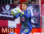 12.04.2025, Fussball 1. Bundesliga 2024/2025, 29. Spieltag,  FC Bayern Mnchen - Borussia Dortmund, in der Allianz-Arena Mnchen.  Torwart Jonas Urbig (FC Bayern Mnchen) hat den Ball sicher.