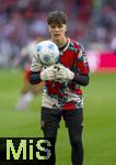 12.04.2025, Fussball 1. Bundesliga 2024/2025, 29. Spieltag,  FC Bayern Mnchen - Borussia Dortmund, in der Allianz-Arena Mnchen. Torwart Leon Klanac (Bayern Mnchen) beim Aufwrmen.