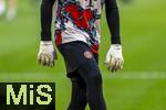 12.04.2025, Fussball 1. Bundesliga 2024/2025, 29. Spieltag,  FC Bayern Mnchen - Borussia Dortmund, in der Allianz-Arena Mnchen. Torwart Leon Klanac (Bayern Mnchen) beim Aufwrmen.