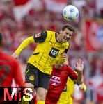 12.04.2025, Fussball 1. Bundesliga 2024/2025, 29. Spieltag,  FC Bayern Mnchen - Borussia Dortmund, in der Allianz-Arena Mnchen.  v.li: Pascal Gro (Borussia Dortmund) gegen Joshua Kimmich (FC Bayern Mnchen) 