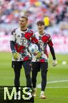12.04.2025, Fussball 1. Bundesliga 2024/2025, 29. Spieltag,  FC Bayern Mnchen - Borussia Dortmund, in der Allianz-Arena Mnchen. Torwart Leon Klanac (re, Bayern Mnchen) beim Aufwrmen mit Torwart Daniel Peretz (FC Bayern Mnchen) 