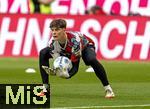 12.04.2025, Fussball 1. Bundesliga 2024/2025, 29. Spieltag,  FC Bayern Mnchen - Borussia Dortmund, in der Allianz-Arena Mnchen. Torwart Leon Klanac (Bayern Mnchen) beim Aufwrmen 