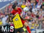 12.04.2025, Fussball 1. Bundesliga 2024/2025, 29. Spieltag,  FC Bayern Mnchen - Borussia Dortmund, in der Allianz-Arena Mnchen.  Serhou Yadaly Guirassy (Borussia Dortmund) gegen Min-jae Kim (Bayern Mnchen, Minjae Kim) 