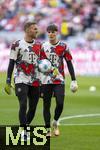 12.04.2025, Fussball 1. Bundesliga 2024/2025, 29. Spieltag,  FC Bayern Mnchen - Borussia Dortmund, in der Allianz-Arena Mnchen. Torwart Leon Klanac (re, Bayern Mnchen) beim Aufwrmen mit Torwart Daniel Peretz (FC Bayern Mnchen) 