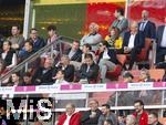 12.04.2025, Fussball 1. Bundesliga 2024/2025, 29. Spieltag,  FC Bayern Mnchen - Borussia Dortmund, in der Allianz-Arena Mnchen.  Ex-DFB-Schiedsrichter Wolfgang Stark (mitte) neben Wolfgang Niersbach, oben: Franz Bulle Roth, unten: Ex-BVB Torwart Roman Weidenfeller.