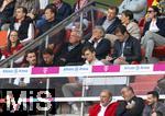 12.04.2025, Fussball 1. Bundesliga 2024/2025, 29. Spieltag,  FC Bayern Mnchen - Borussia Dortmund, in der Allianz-Arena Mnchen.  Ex-DFB-Schiedsrichter Wolfgang Stark (mitte) neben Wolfgang Niersbach,  unten: Ex-BVB Torwart Roman Weidenfeller.