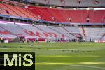 12.04.2025, Fussball 1. Bundesliga 2024/2025, 29. Spieltag,  FC Bayern Mnchen - Borussia Dortmund, in der Allianz-Arena Mnchen.  Ein Schwarm Tauben hat sich vor dem Spiel auf dem Platz niedergelassen