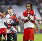 12.04.2025, Fussball 1. Bundesliga 2024/2025, 29. Spieltag,  FC Bayern Mnchen - Borussia Dortmund, in der Allianz-Arena Mnchen.  Frustrierte Bayernspieler nach dem Spiel. Torwart Leon Klanac (Bayern Mnchen), Jonah Kusi-Asare (Bayern Mnchen) 