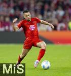 12.04.2025, Fussball 1. Bundesliga 2024/2025, 29. Spieltag,  FC Bayern Mnchen - Borussia Dortmund, in der Allianz-Arena Mnchen.  Raphael Guerreiro (FC Bayern Mnchen) am Ball 