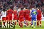 12.04.2025, Fussball 1. Bundesliga 2024/2025, 29. Spieltag,  FC Bayern Mnchen - Borussia Dortmund, in der Allianz-Arena Mnchen.  Frustrierter Abgang der Bayernspieler nach dem Spiel.