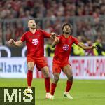 12.04.2025, Fussball 1. Bundesliga 2024/2025, 29. Spieltag,  FC Bayern Mnchen - Borussia Dortmund, in der Allianz-Arena Mnchen.  v.li: Eric Dier (FC Bayern Mnchen) und Kingsley Coman (FC Bayern Mnchen) 