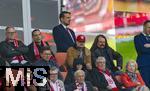 12.04.2025, Fussball 1. Bundesliga 2024/2025, 29. Spieltag,  FC Bayern Mnchen - Borussia Dortmund, in der Allianz-Arena Mnchen.  Musiker Leslie Mandoki (re oben ) mit seinem Sohn Gabor 