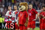 12.04.2025, Fussball 1. Bundesliga 2024/2025, 29. Spieltag,  FC Bayern Mnchen - Borussia Dortmund, in der Allianz-Arena Mnchen.  Frustrierte Bayernspieler nach dem Spiel. Leon Goretzka (FC Bayern Mnchen), Leroy Sane (Bayern Mnchen), Maskottchen Berni, Eric Dier (FC Bayern Mnchen) 