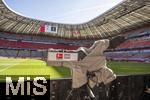 12.04.2025, Fussball 1. Bundesliga 2024/2025, 29. Spieltag,  FC Bayern Mnchen - Borussia Dortmund, in der Allianz-Arena Mnchen.  Kamera vor dem Spiel noch einsam am Spielfeldrand 