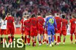 12.04.2025, Fussball 1. Bundesliga 2024/2025, 29. Spieltag,  FC Bayern Mnchen - Borussia Dortmund, in der Allianz-Arena Mnchen.  Frustrierter Abgang der Bayernspieler nach dem Spiel.