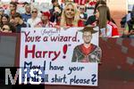 12.04.2025, Fussball 1. Bundesliga 2024/2025, 29. Spieltag,  FC Bayern Mnchen - Borussia Dortmund, in der Allianz-Arena Mnchen.  Bayernfan mit Plakat fr Harry Kane (FC Bayern Mnchen) mit der Bitte um sein Trikot als Geschenk (You are a football wizard)