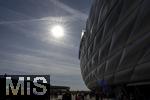 12.04.2025, Fussball 1. Bundesliga 2024/2025, 29. Spieltag,  FC Bayern Mnchen - Borussia Dortmund, in der Allianz-Arena Mnchen.  Sonne an der Allianz-Arena Fassade 