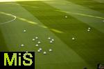 12.04.2025, Fussball 1. Bundesliga 2024/2025, 29. Spieltag,  FC Bayern Mnchen - Borussia Dortmund, in der Allianz-Arena Mnchen.  Blle liegen auf dem rasen bereit 