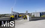 12.04.2025, Fussball 1. Bundesliga 2024/2025, 29. Spieltag,  FC Bayern Mnchen - Borussia Dortmund, in der Allianz-Arena Mnchen.  Eingang Nord, Dortmund-Fans kommen aus dem neuen Parkhaus fr die Gstefans. 