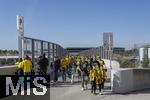 12.04.2025, Fussball 1. Bundesliga 2024/2025, 29. Spieltag,  FC Bayern Mnchen - Borussia Dortmund, in der Allianz-Arena Mnchen.  Eingang Nord, Dortmund-Fans kommen aus dem neuen Parkhaus fr die Gstefans. 