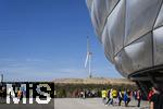 12.04.2025, Fussball 1. Bundesliga 2024/2025, 29. Spieltag,  FC Bayern Mnchen - Borussia Dortmund, in der Allianz-Arena Mnchen.  Windrad auf dem Schuttberg im Norden der Arena.  