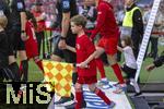 12.04.2025, Fussball 1. Bundesliga 2024/2025, 29. Spieltag,  FC Bayern Mnchen - Borussia Dortmund, in der Allianz-Arena Mnchen.  Einlaufkinder eines trgt die Linienrichter Fahne