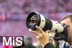 12.04.2025, Fussball 1. Bundesliga 2024/2025, 29. Spieltag,  FC Bayern Mnchen - Borussia Dortmund, in der Allianz-Arena Mnchen.  Fotograf visiert sein Motiv an 