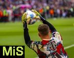 12.04.2025, Fussball 1. Bundesliga 2024/2025, 29. Spieltag,  FC Bayern Mnchen - Borussia Dortmund, in der Allianz-Arena Mnchen.  Torwart Daniel Peretz (FC Bayern Mnchen) beim Aufwrmen.