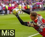 12.04.2025, Fussball 1. Bundesliga 2024/2025, 29. Spieltag,  FC Bayern Mnchen - Borussia Dortmund, in der Allianz-Arena Mnchen.  Torwart Daniel Peretz (FC Bayern Mnchen) beim Aufwrmen.