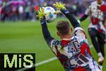 12.04.2025, Fussball 1. Bundesliga 2024/2025, 29. Spieltag,  FC Bayern Mnchen - Borussia Dortmund, in der Allianz-Arena Mnchen.  Torwart Daniel Peretz (FC Bayern Mnchen) beim Aufwrmen.