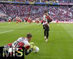 12.04.2025, Fussball 1. Bundesliga 2024/2025, 29. Spieltag,  FC Bayern Mnchen - Borussia Dortmund, in der Allianz-Arena Mnchen. Torwart Leon Klanac (re, Bayern Mnchen) beim Aufwrmen mit Torwart Daniel Peretz (FC Bayern Mnchen)  