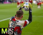 12.04.2025, Fussball 1. Bundesliga 2024/2025, 29. Spieltag,  FC Bayern Mnchen - Borussia Dortmund, in der Allianz-Arena Mnchen.  Torwart Daniel Peretz (FC Bayern Mnchen) beim Aufwrmen.